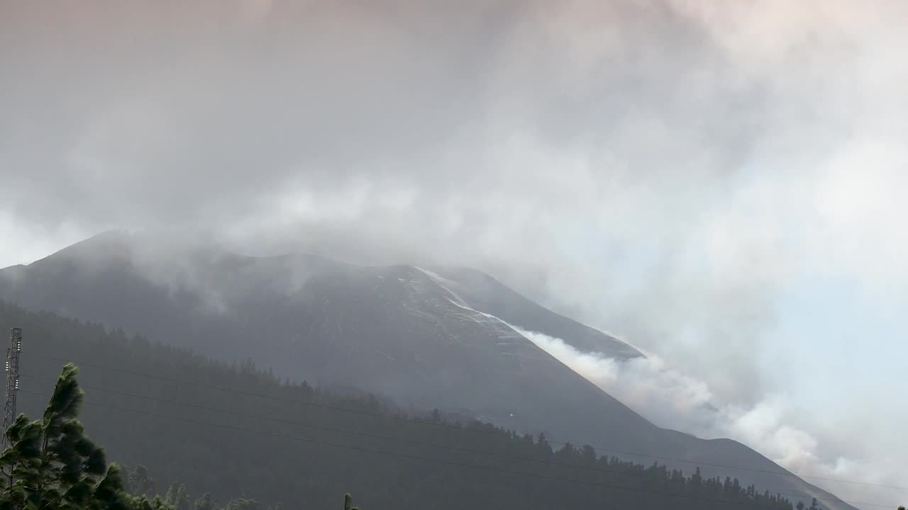 火山喷发。俯瞰康伯维哈火山，浓烟和熔岩柱从主锥中喷出。视频素材