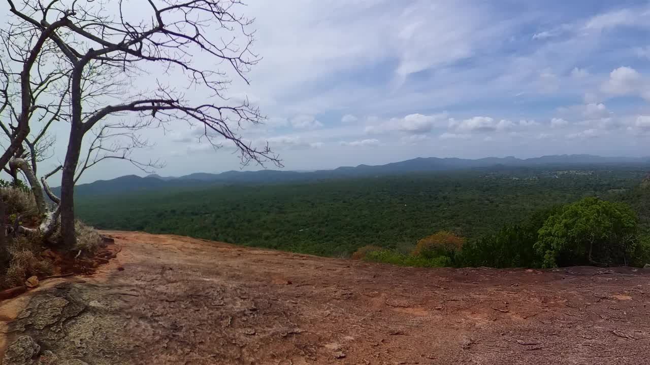 从Pidurangala山顶俯瞰斯里兰卡的Sigirya视频素材