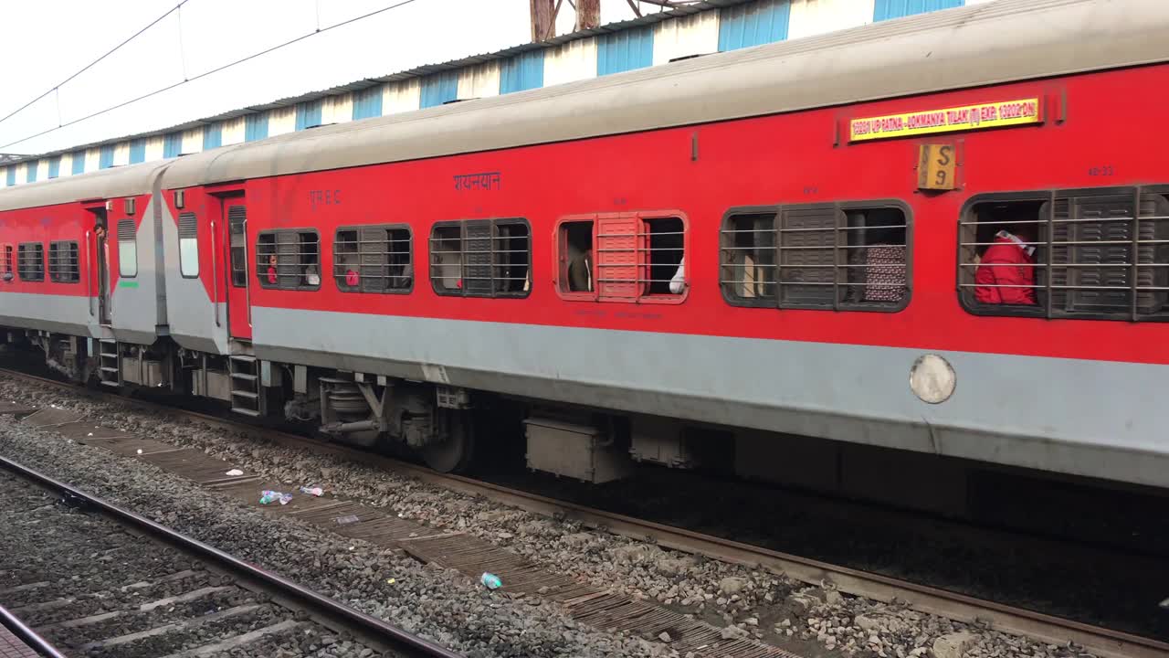 Rajendra Nagar Patna到Lokmanya Tilak Term train Living Kalyan视频下载