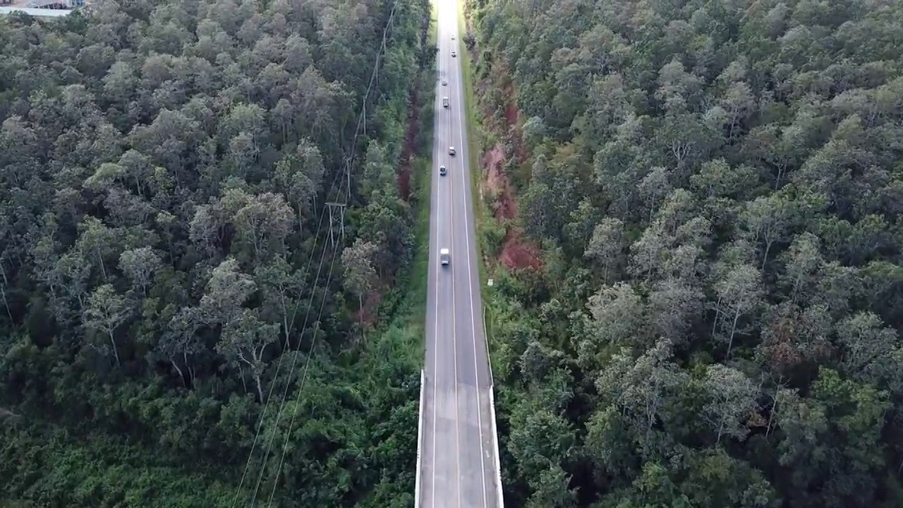 在泰国清迈省清道区，汽车在高速公路上穿越森林的鸟瞰图。视频素材