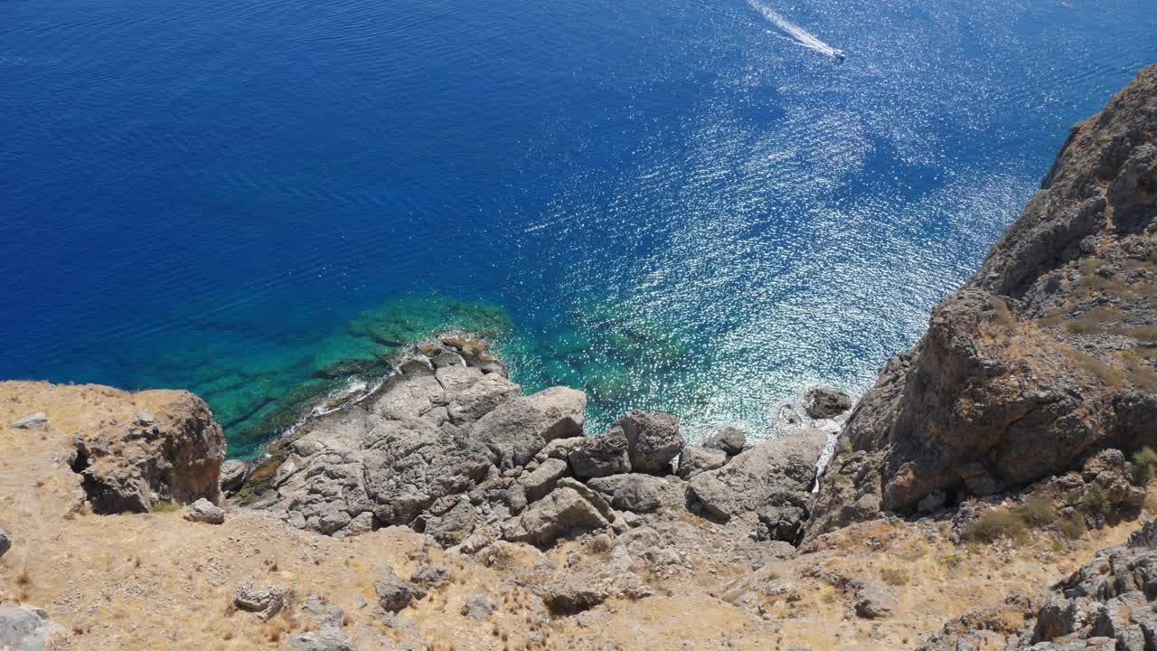 海地平线和几乎清晰的深蓝色天空的海景-背景视频素材