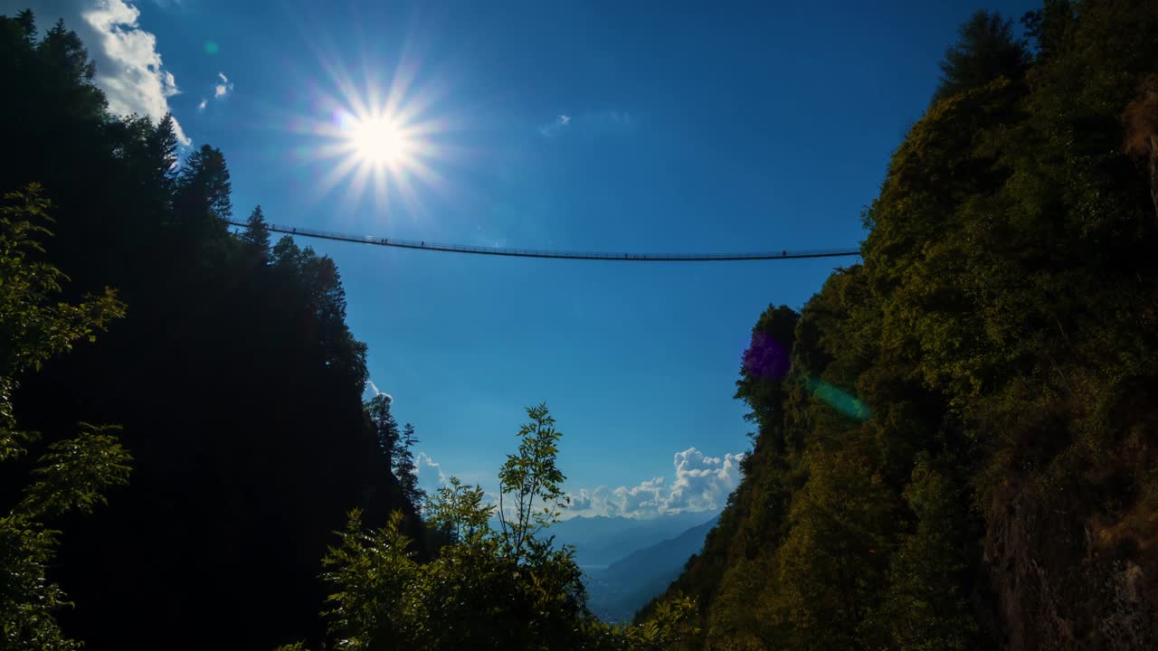 时间推移-剪影的人走在欧洲最高的西藏桥在意大利阿尔卑斯山在一个阳光灿烂的日子。全景
空中桥-塔塔诺谷，意大利桑德罗。Valtellina视频素材