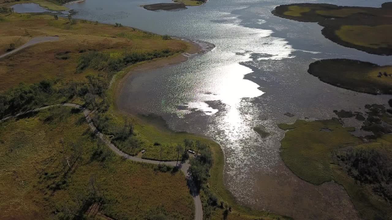 沃特顿湖位于加拿大落基山脉的沃特顿国家公园视频素材