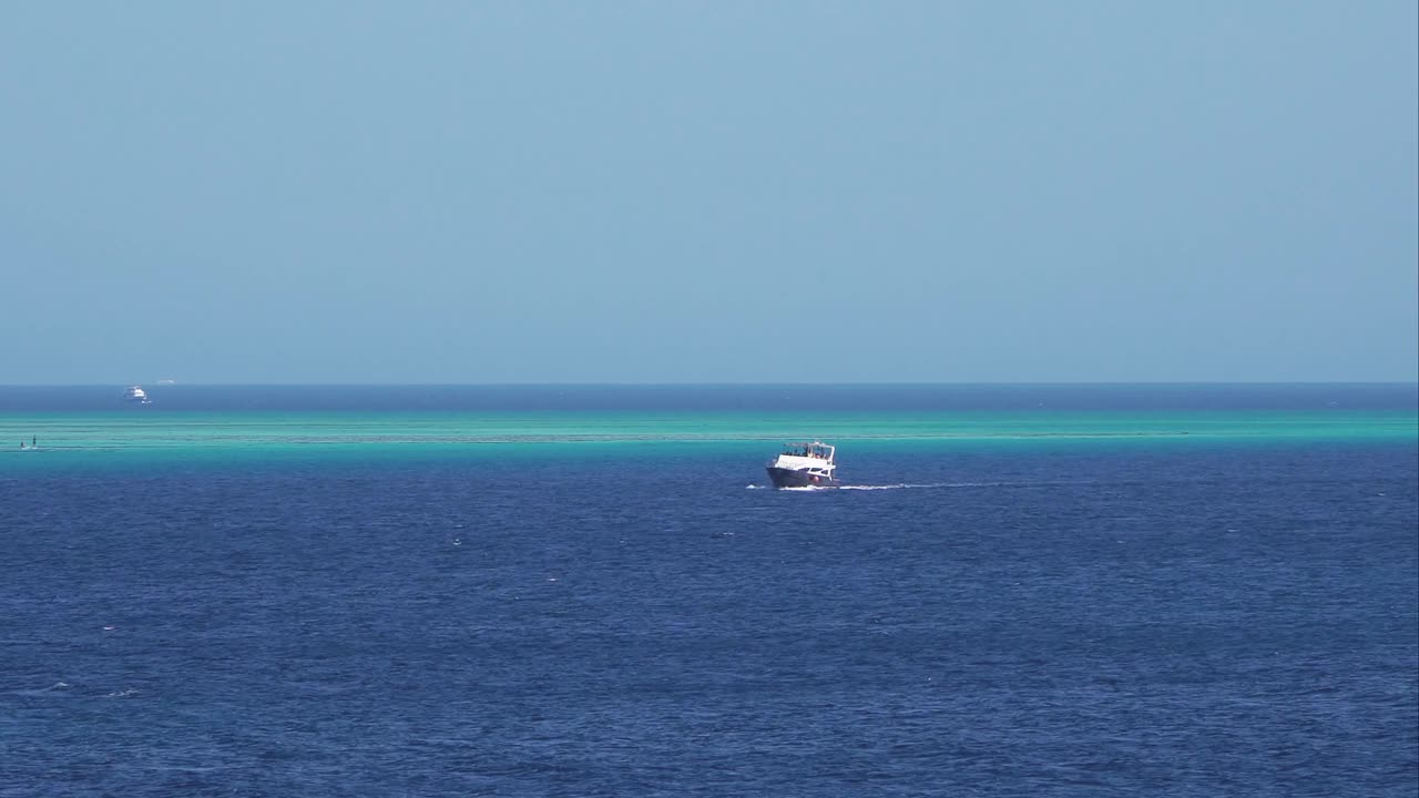 红海的泻湖，靠近埃及的赫尔格达，有美丽的绿松石水视频素材