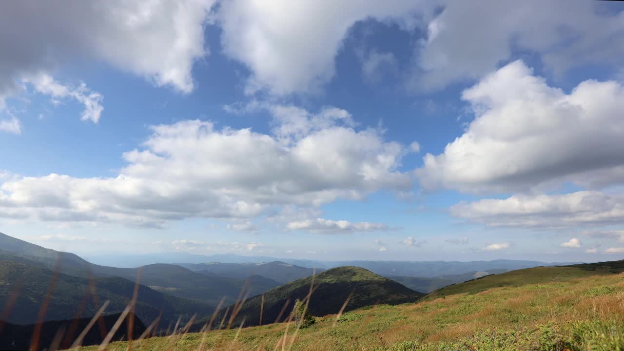 乌克兰的山地景观随着时间推移移动着云朵。视频素材