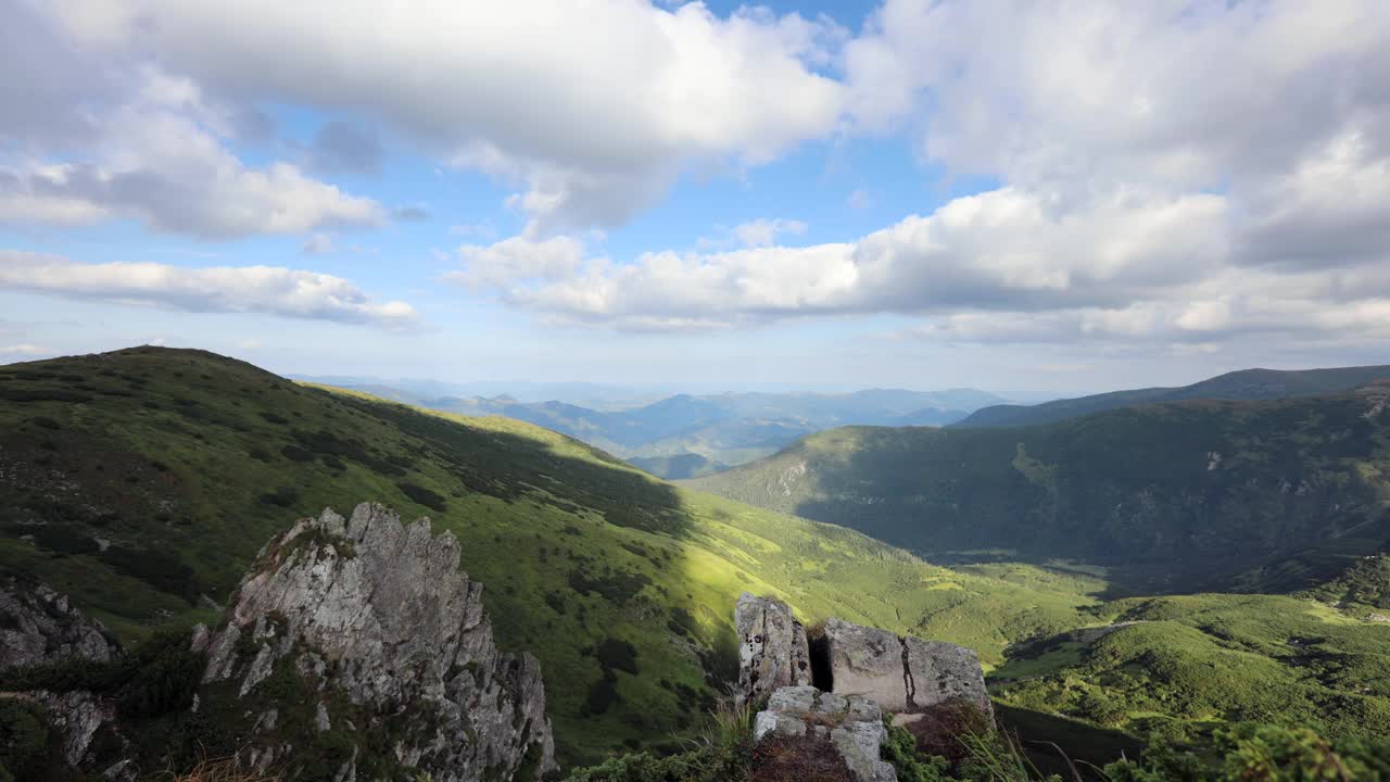 乌克兰的山地景观随着时间推移移动着云朵。视频素材