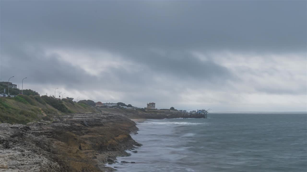 海滨的时间推移与波浪和carlets的背景，滨海圣宫视频素材