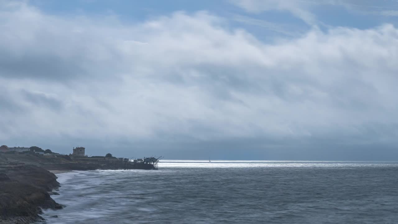 太阳在海洋上的时间推移与波浪和carreles在背景，滨海圣宫视频素材