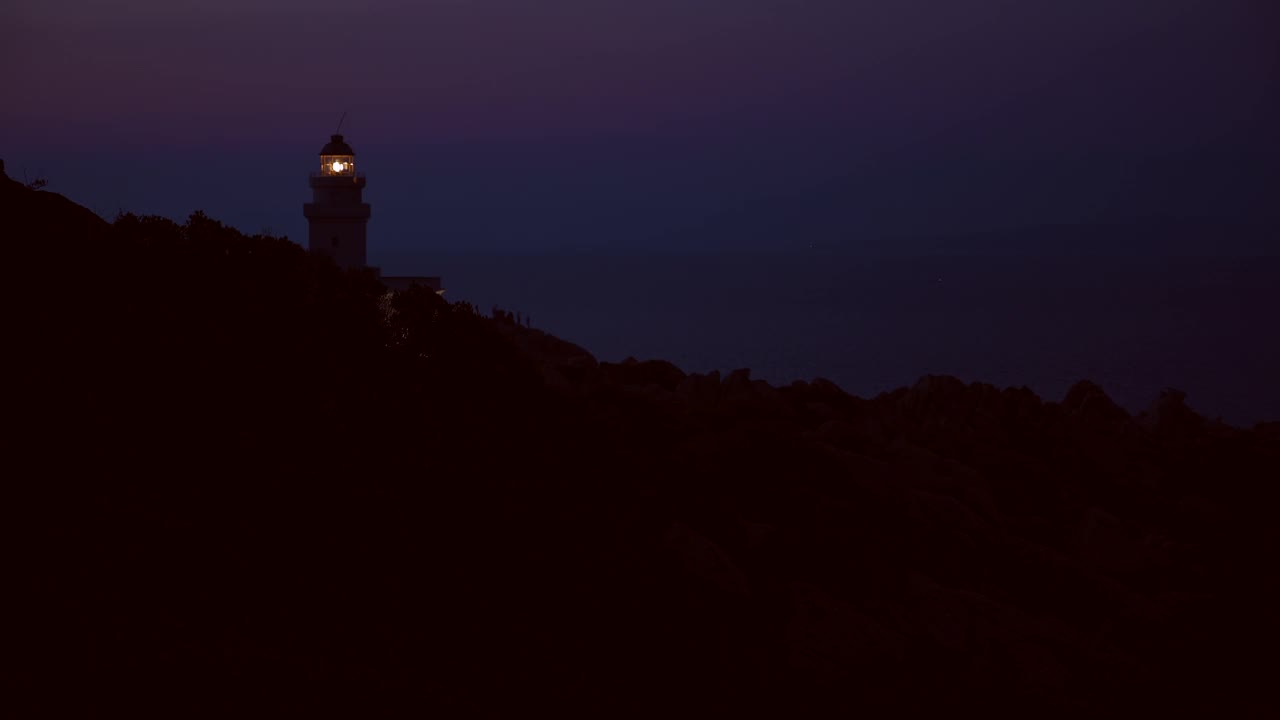 夜晚的灯塔剪影视频下载