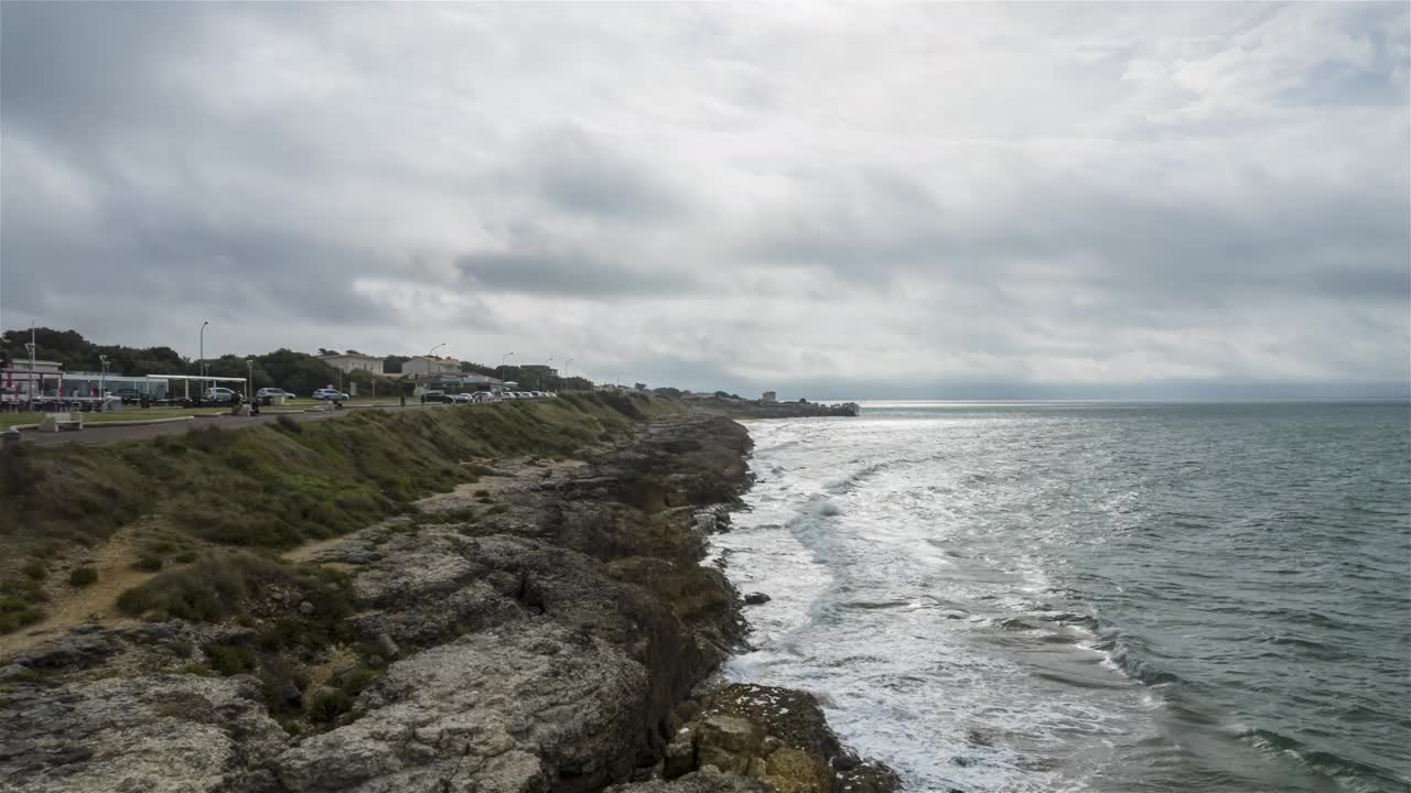 无人机Hyperlapse海滨与波浪和carlet在背景，圣帕莱滨海视频素材