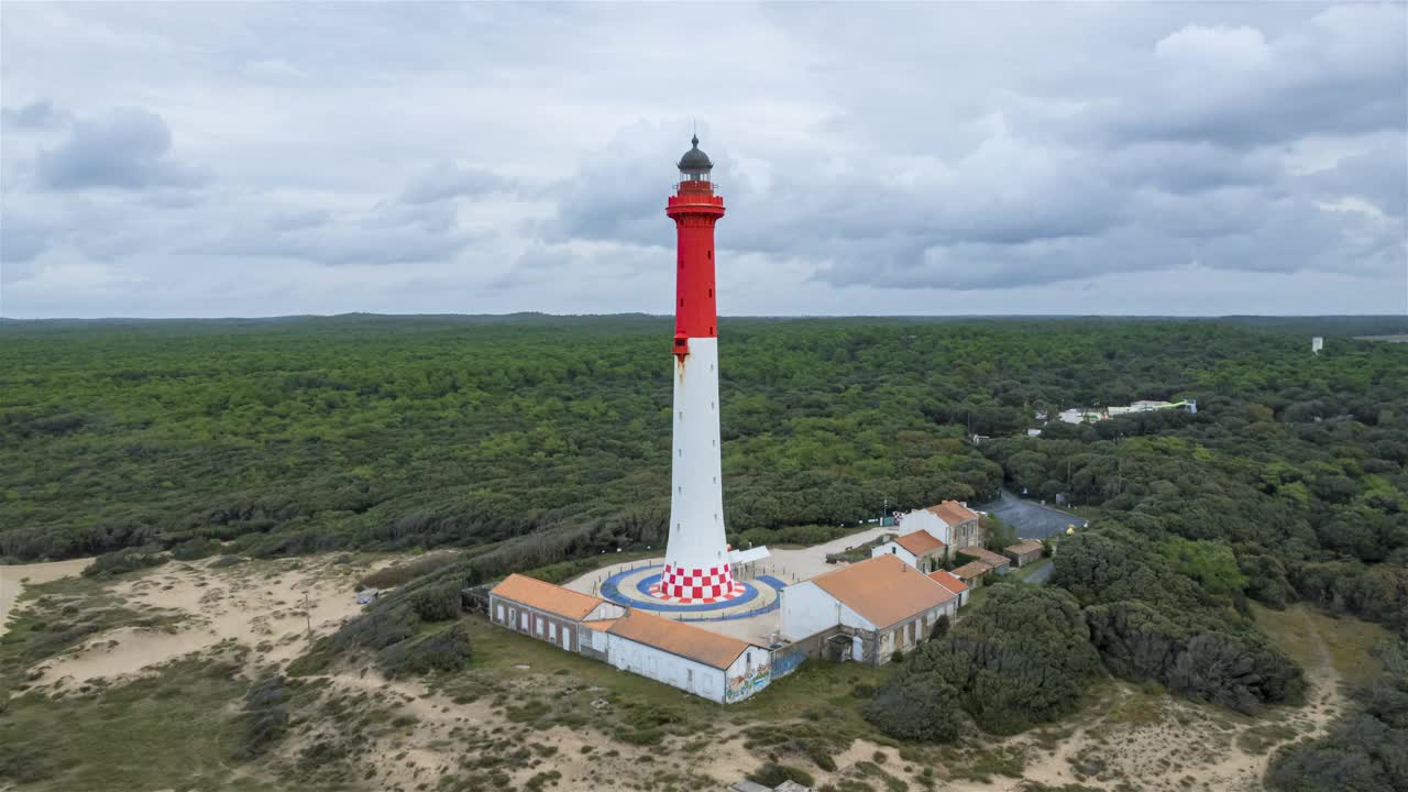 无人机Hyperlapse Coubre灯塔，靠近Saint Palais sur Mer, Charente, France视频素材