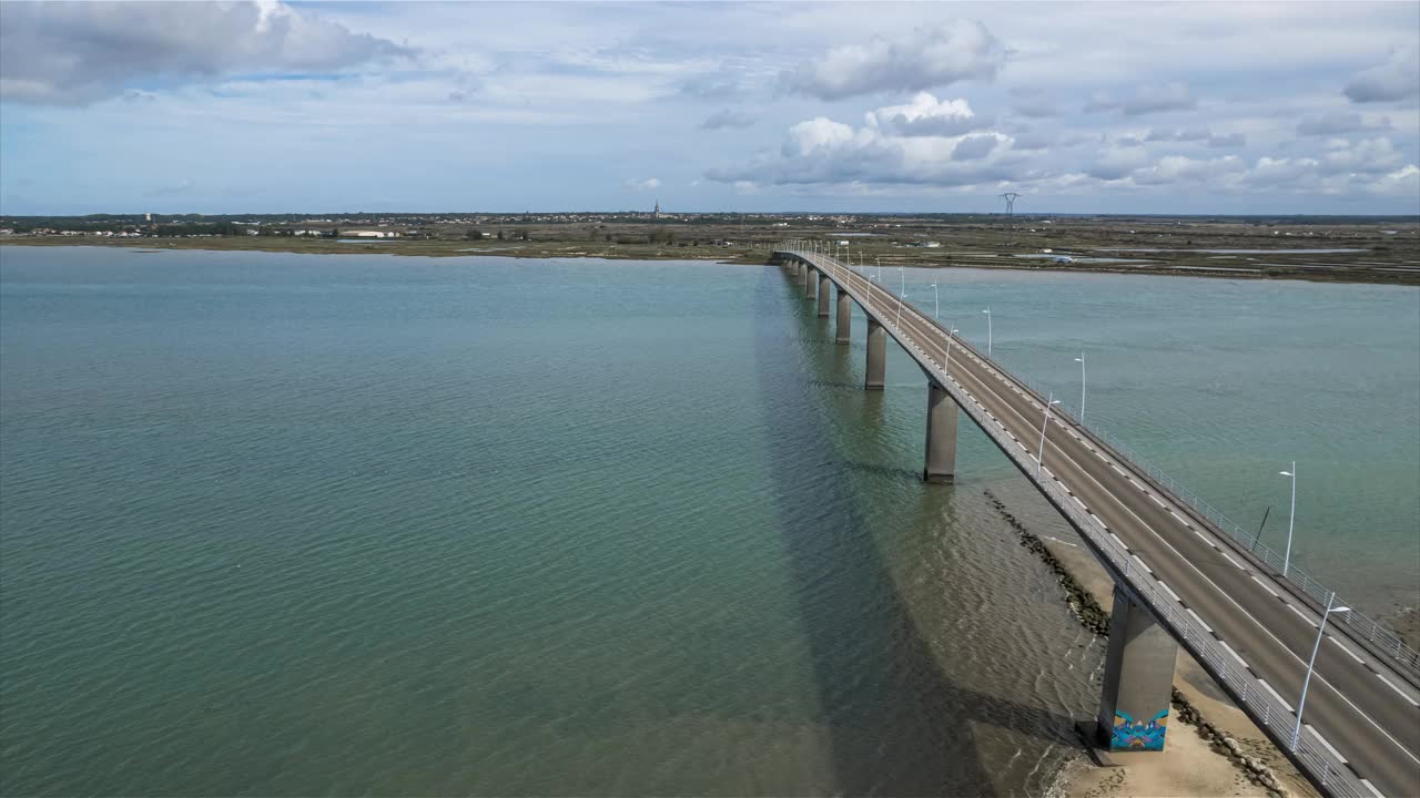 无人机Hyperlapse靠近Viaduc de la Seudre，法国视频素材