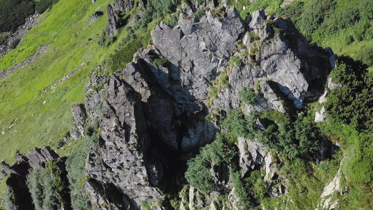 鸟瞰喀尔巴阡山脉中施皮茨山的岩石山峰，夏季山脉的景观。视频素材