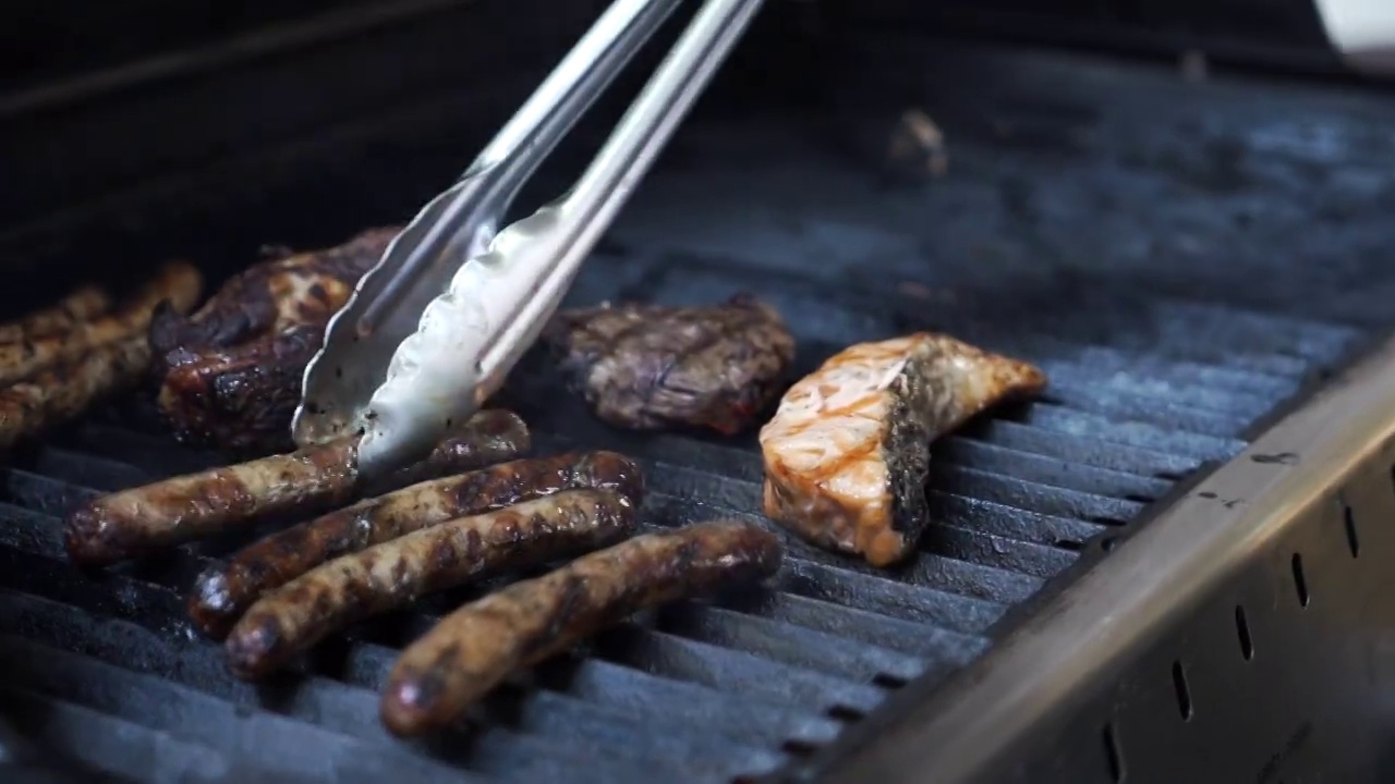 户外烧烤盘上的烤香肠和肉。烤食物,烧烤视频素材