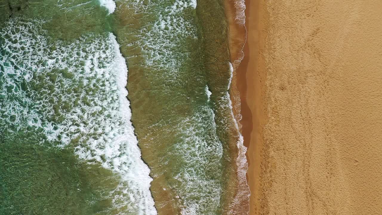 海洋沙滩。海洋沙滩，风景优美，旅游度假。鸟瞰沙滩和海浪的海洋视频素材