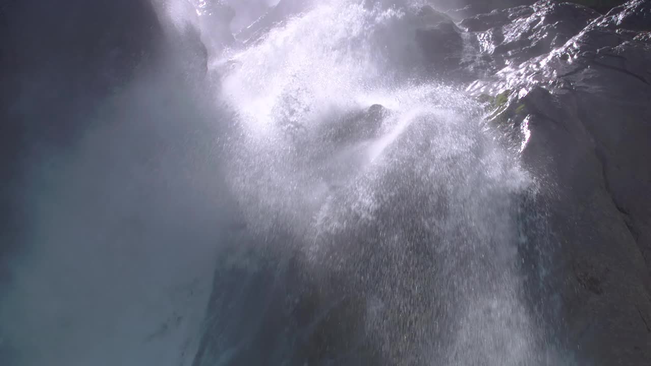 空中上升的特写，水从岩石上涌出，喷出巨大的水柱视频素材