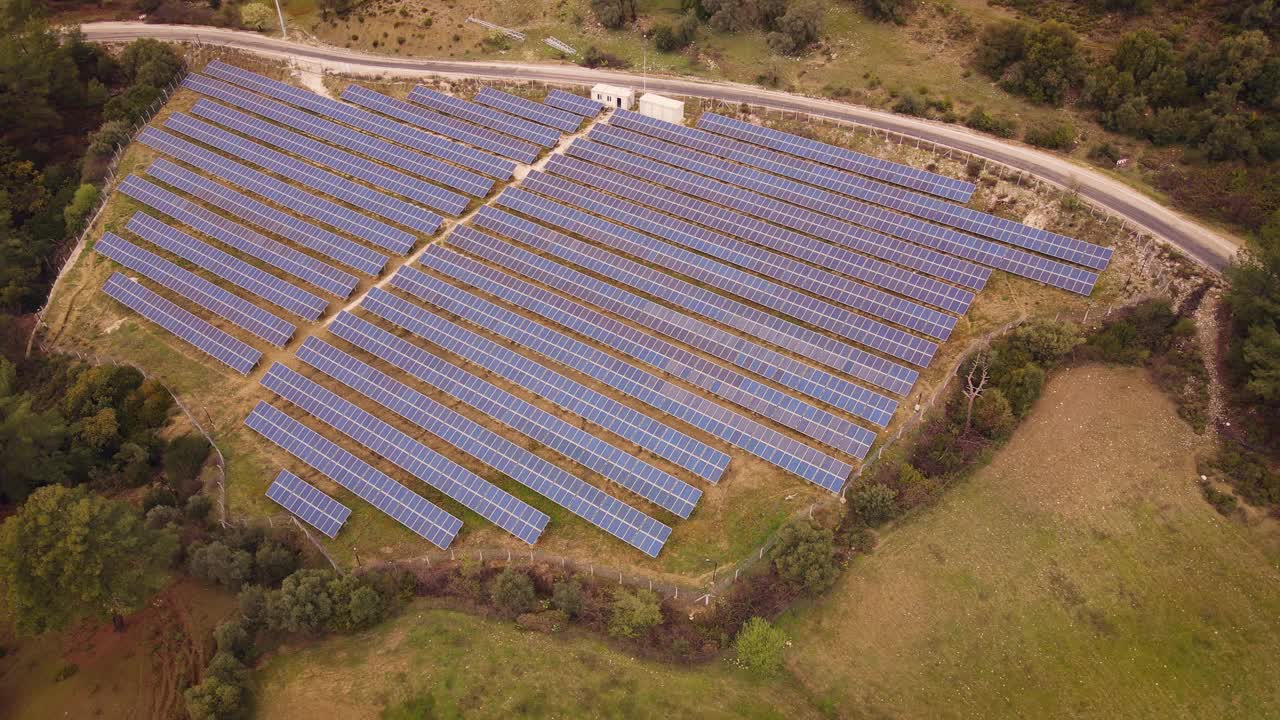 太阳能电池板或太阳能电池在太阳能农场在山区视频素材