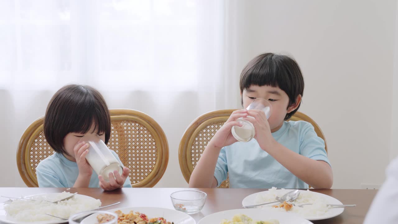 儿子一起竞争喝牛奶视频素材