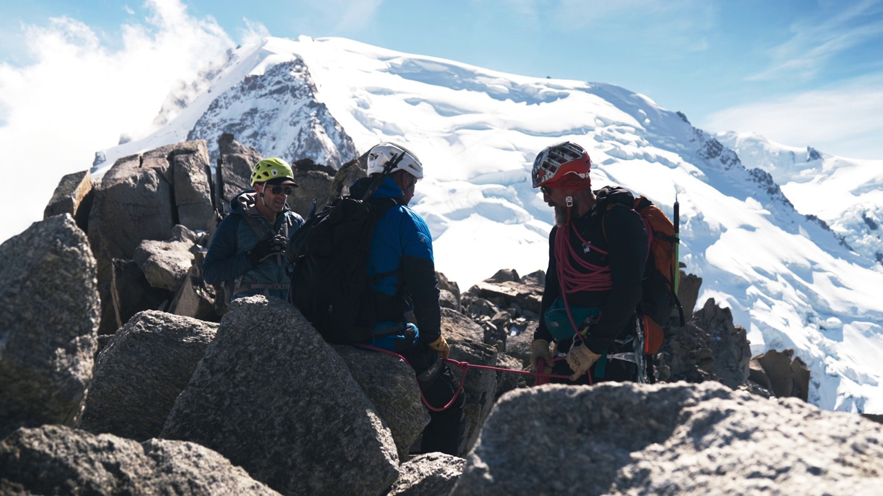 一队登山者正在向山顶进发。休息。冬天的冒险视频素材