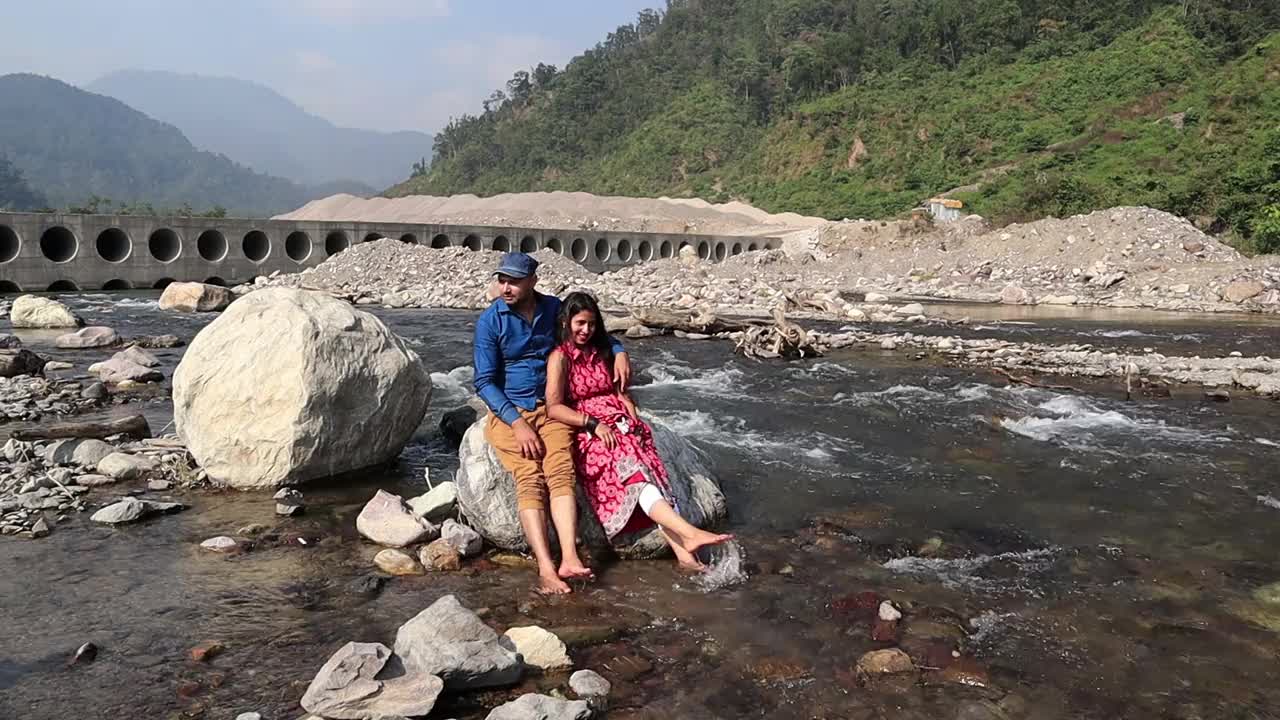 一家人在印度北阿坎德邦瑞诗凯诗的恒河山上玩流水视频素材