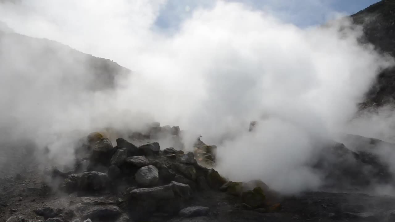 意大利火山地区菲勒格里亚火山的喷气孔视频素材