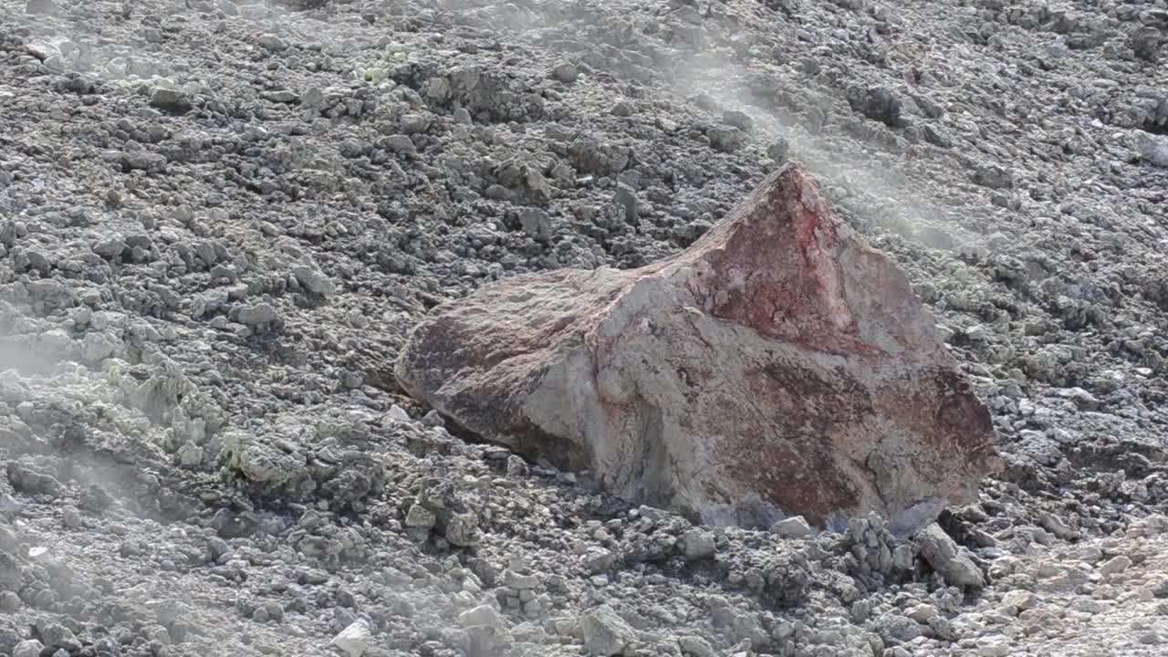 意大利火山地区菲勒格里亚火山的喷气孔视频素材