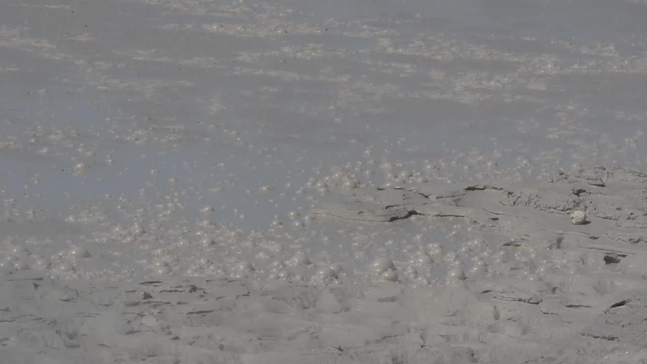 意大利火山地区菲勒格里亚火山的喷气孔视频素材