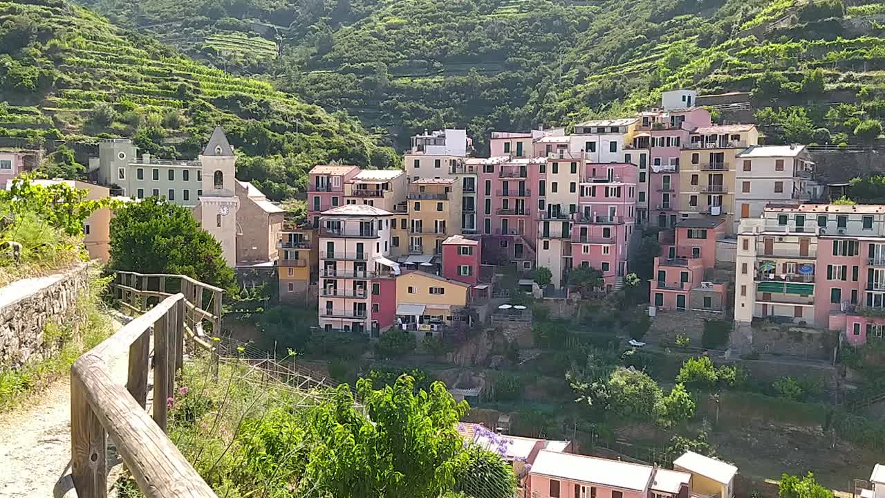 - Manarola, Liguria，意大利。琼2020年间。视频素材