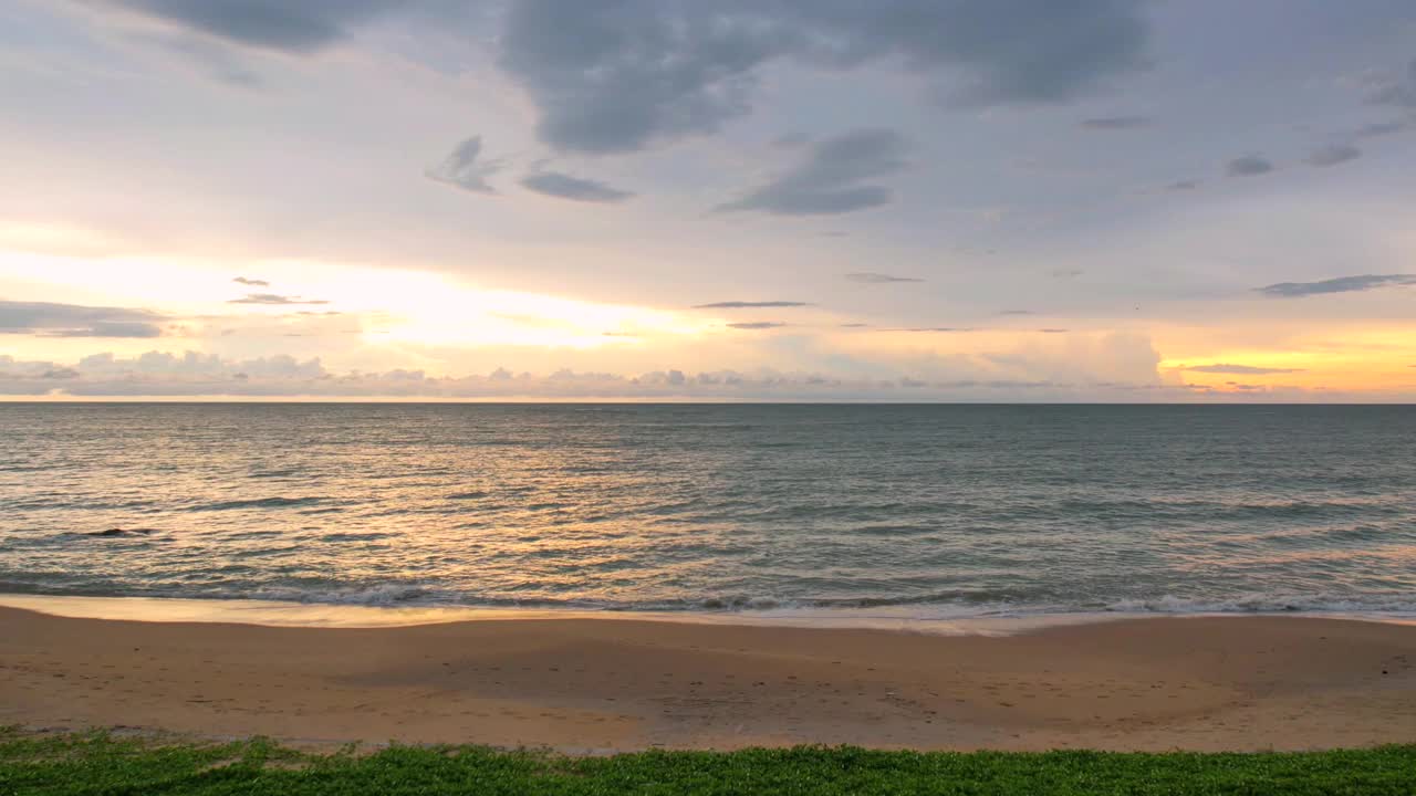 超延时鸟瞰大海和美丽的日出与戏剧性的云景，攀牙省，泰国视频素材