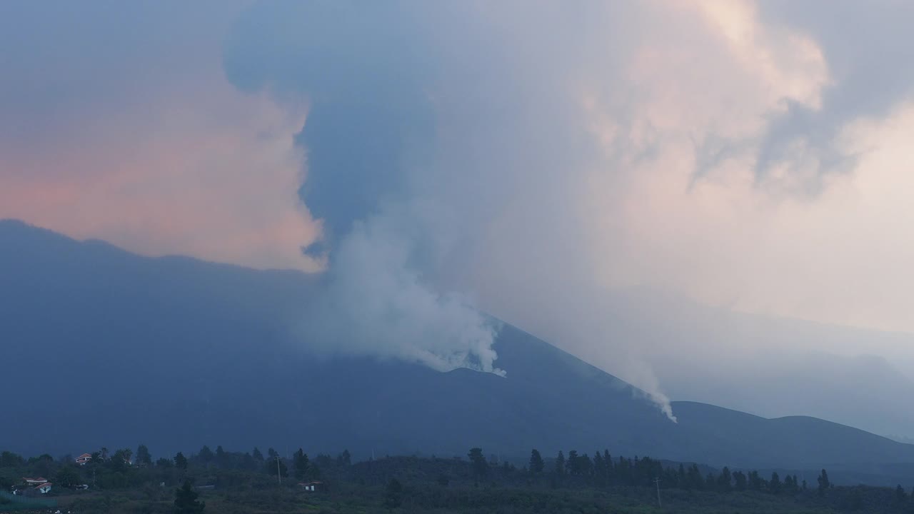 火山喷发。俯瞰康伯维哈火山，浓烟和熔岩柱从主锥中喷出。视频素材