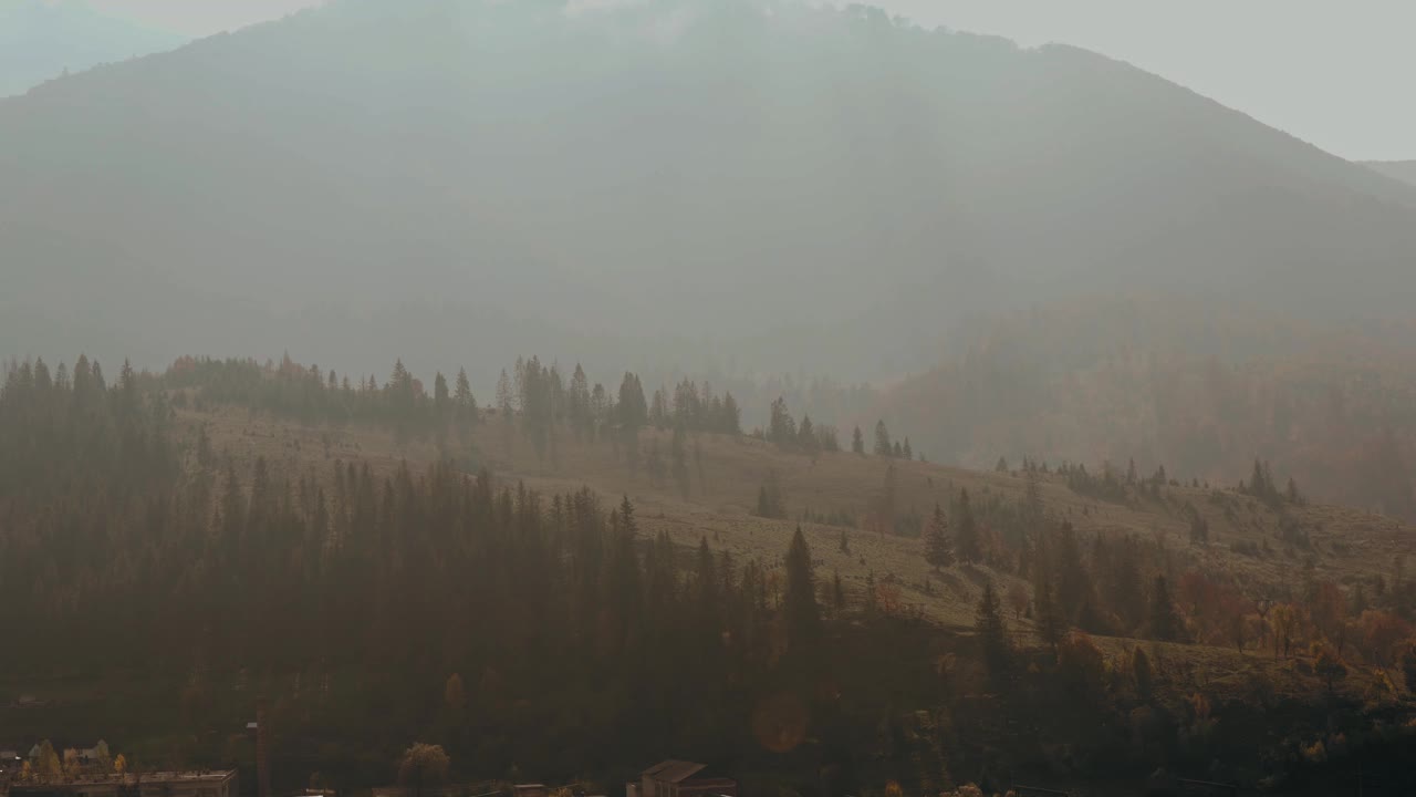 云雾缭绕的风景中，美丽的山峦覆盖着一波又一波的雾。山谷中的薄雾，山上树木的剪影视频素材