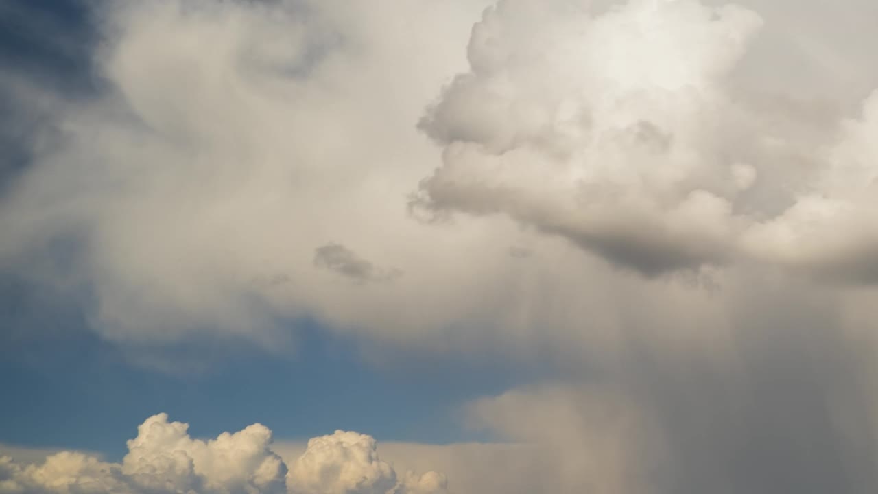 在雷雨来临之前，快速移动的乌云在暴风雨的天空中形成。视频素材