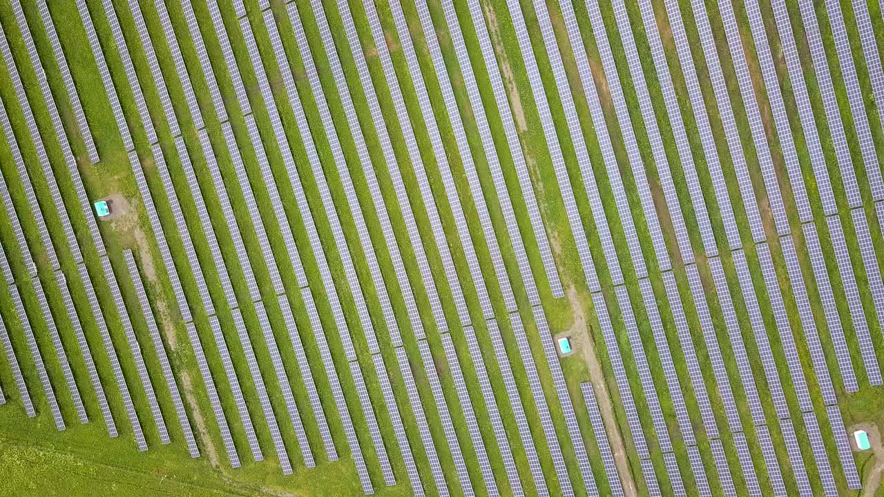 太阳能发电厂的鸟瞰图。生产清洁生态能源的光电板。视频素材