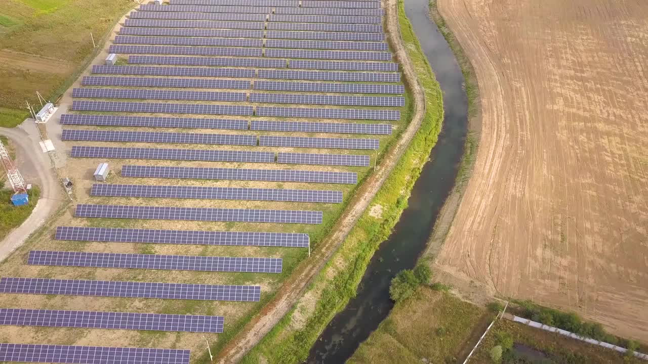 太阳能发电厂鸟瞰图。生产清洁生态能源的电板视频素材