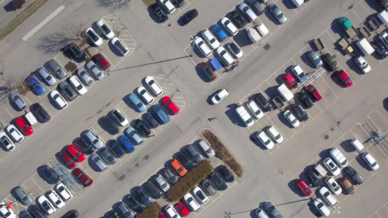 俯视图的许多汽车在停车场或销售汽车经销商市场。视频素材