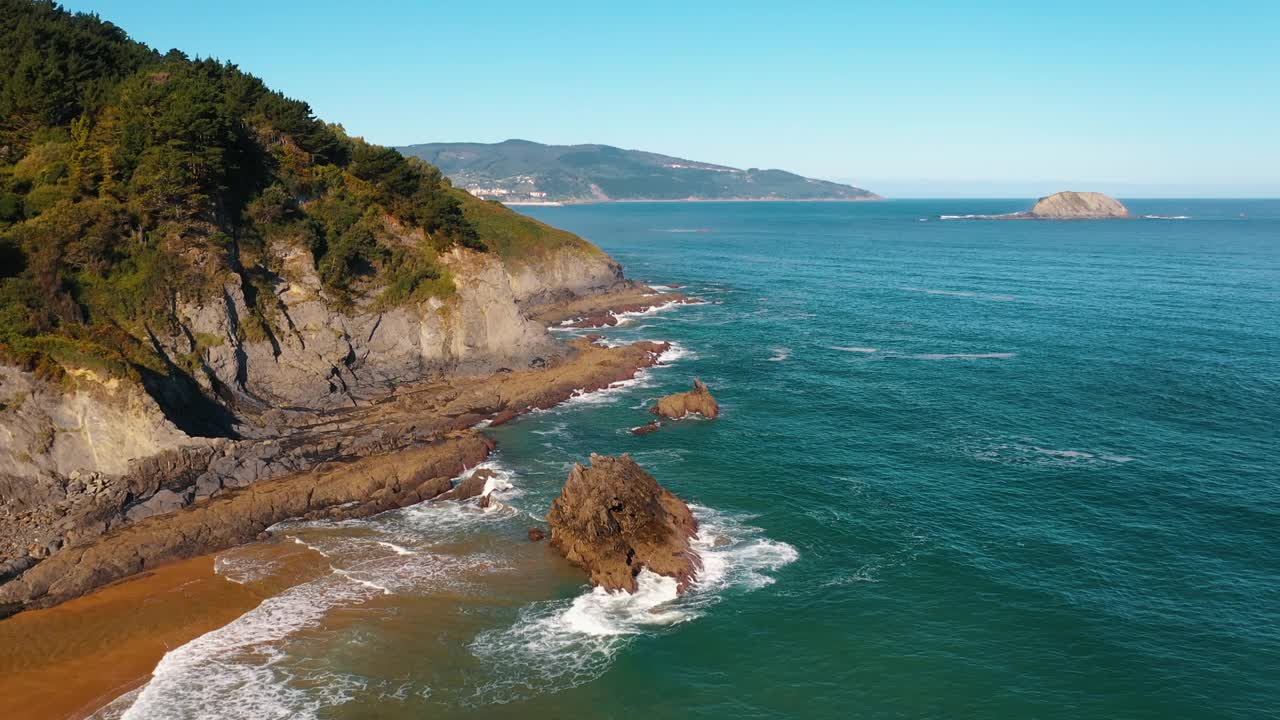 无人机拍摄的岩石海岸线视频素材