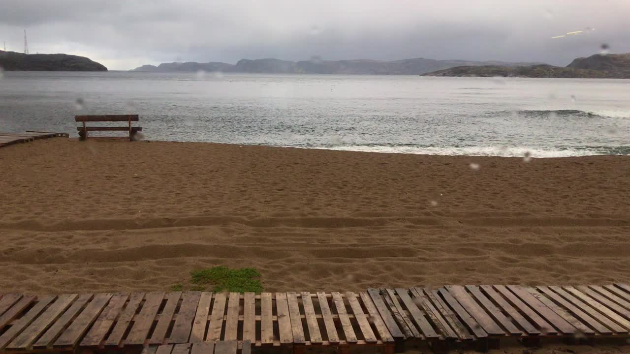 雨孤独的海滩视频下载