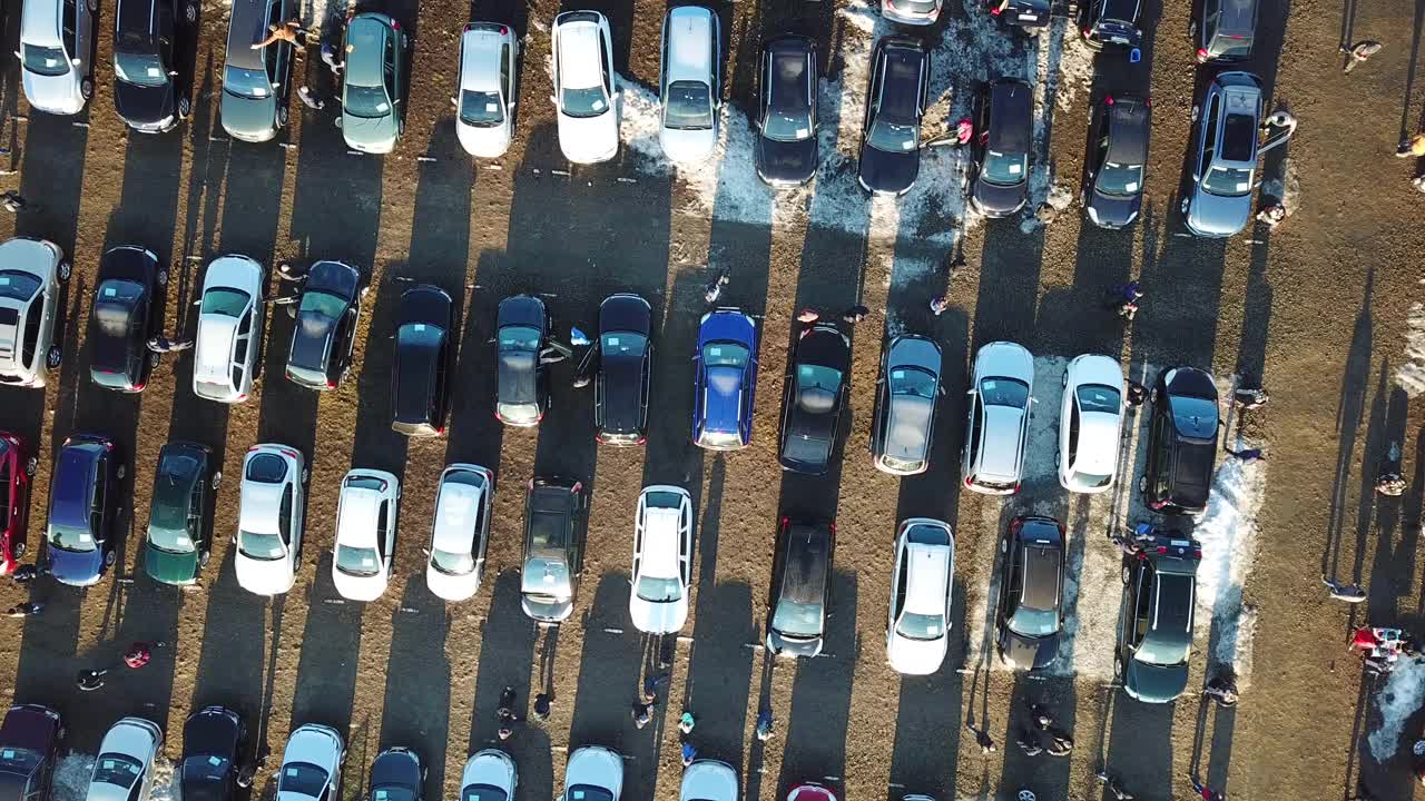 俯视图的许多汽车在销售汽车经销商市场视频素材