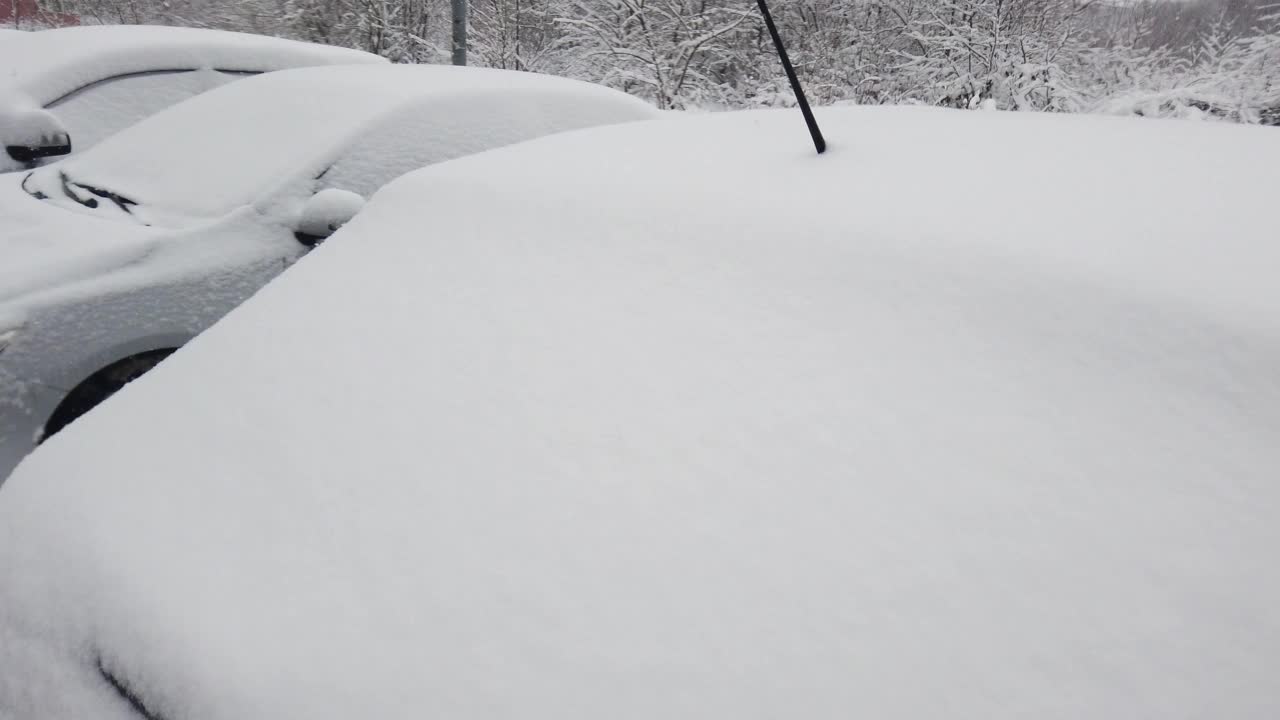 停车场里的汽车被雪覆盖。视频素材