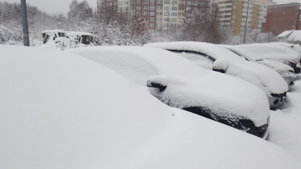 停车场里的汽车被雪覆盖。视频素材