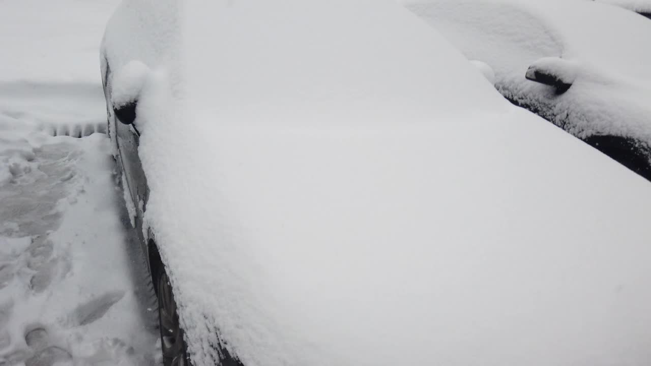 停车场里的汽车被雪覆盖。视频素材