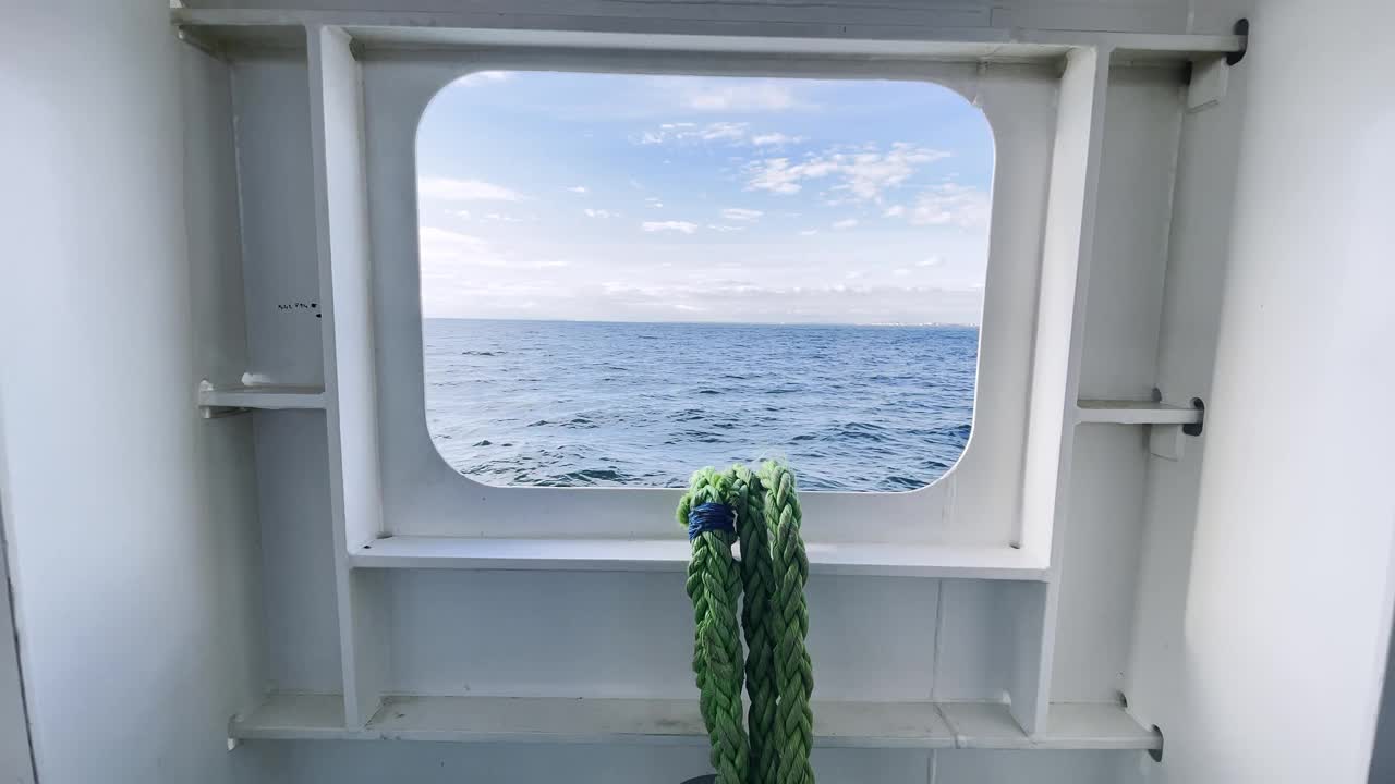 波涛汹涌的大海从渡轮的窗口视频素材