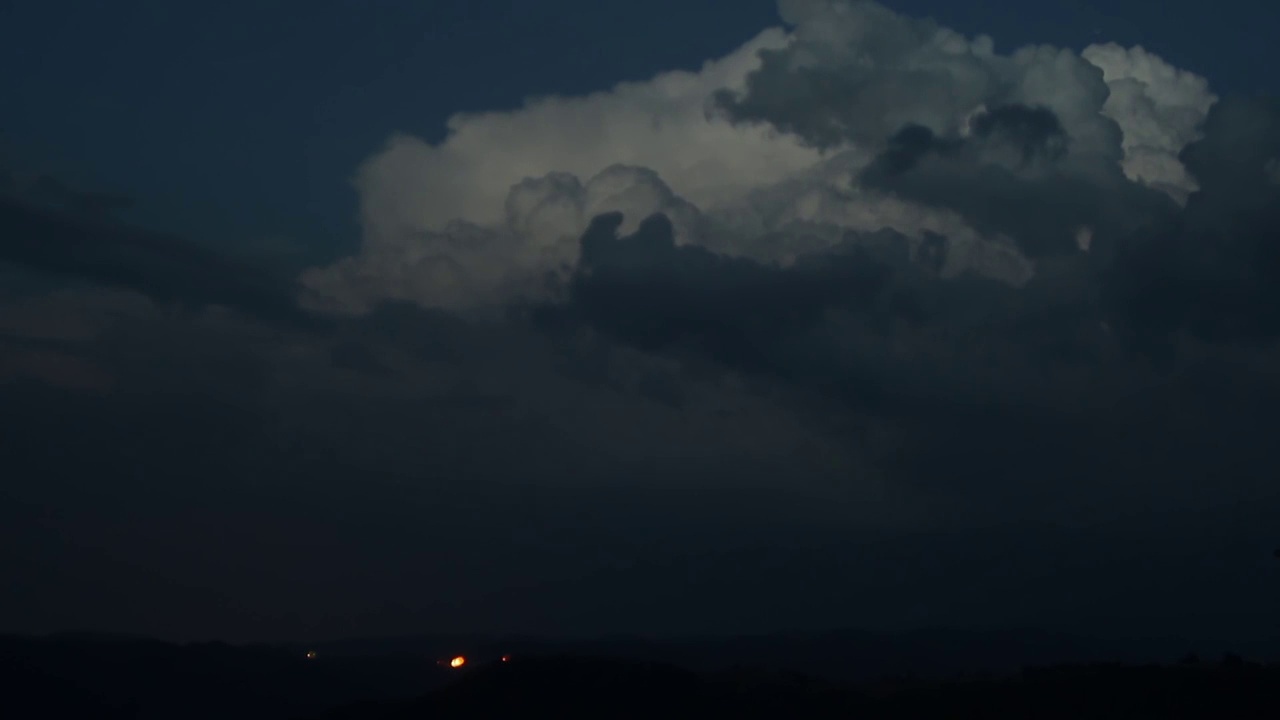 闪电和暴风云在山巅的天空中移动视频素材