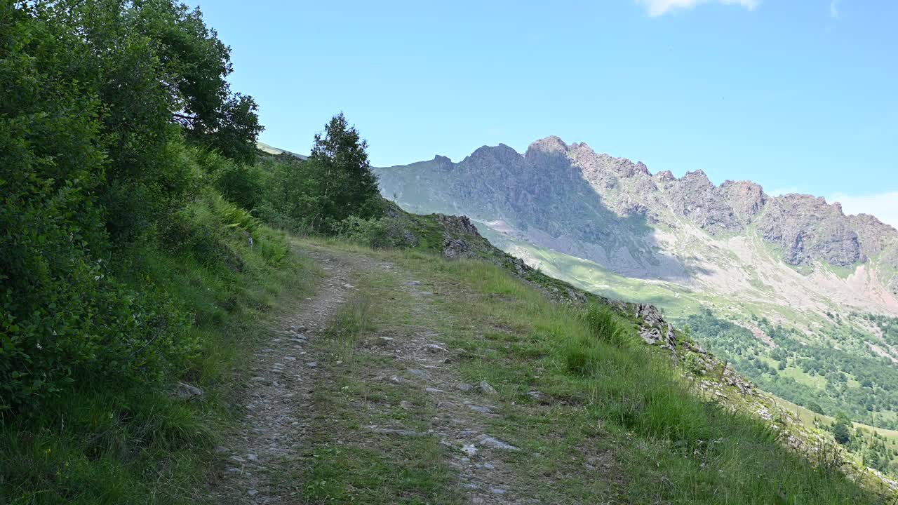 一条白色的山路弯弯曲曲地向左转视频素材