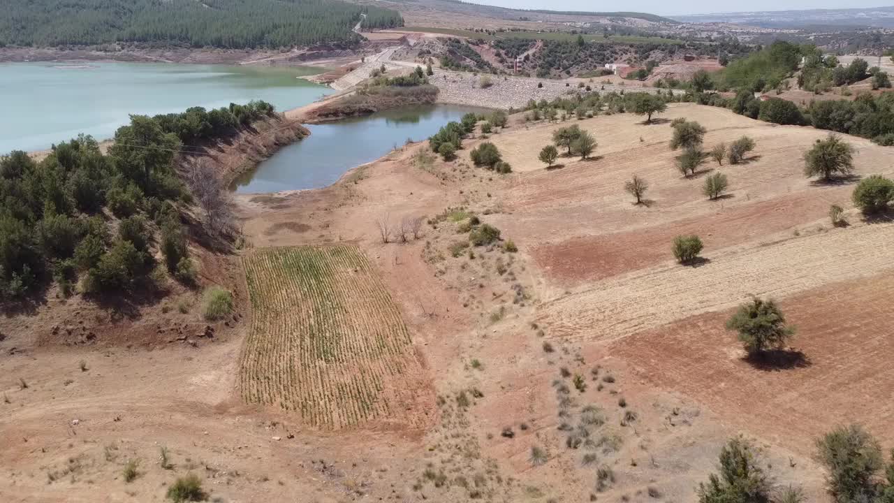 用无人机飞过湖面。视频素材