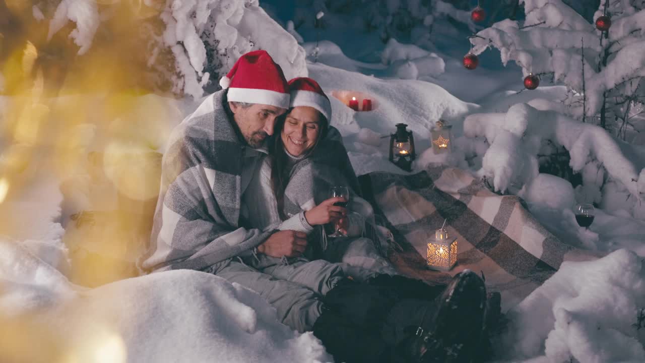 夫妇在大自然中庆祝圣诞节。浪漫的夜晚。视频素材