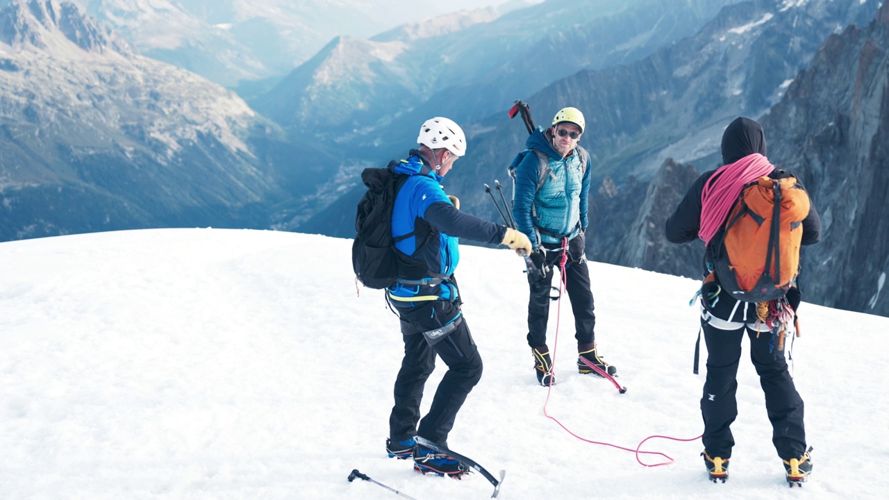 一队登山者正在向山顶进发。休息。冬天的冒险视频素材