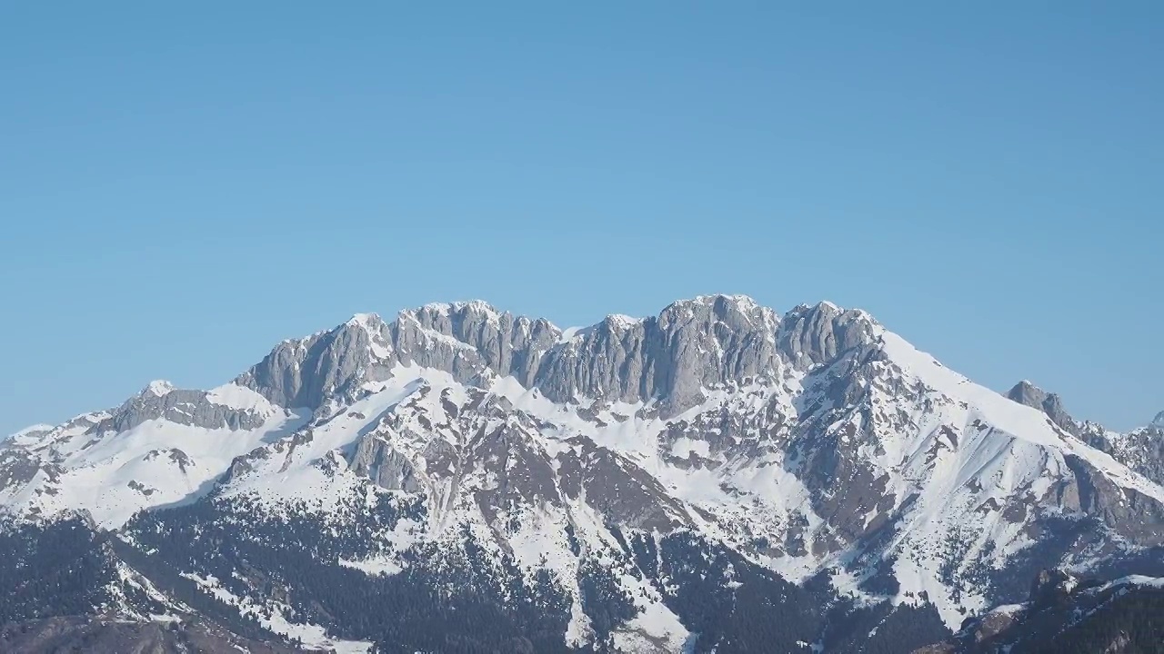 从波拉山到普雷索拉纳山脉，冬季旱季的美丽景色。奥罗比阿尔卑斯山，贝加莫，伦巴第，意大利视频素材