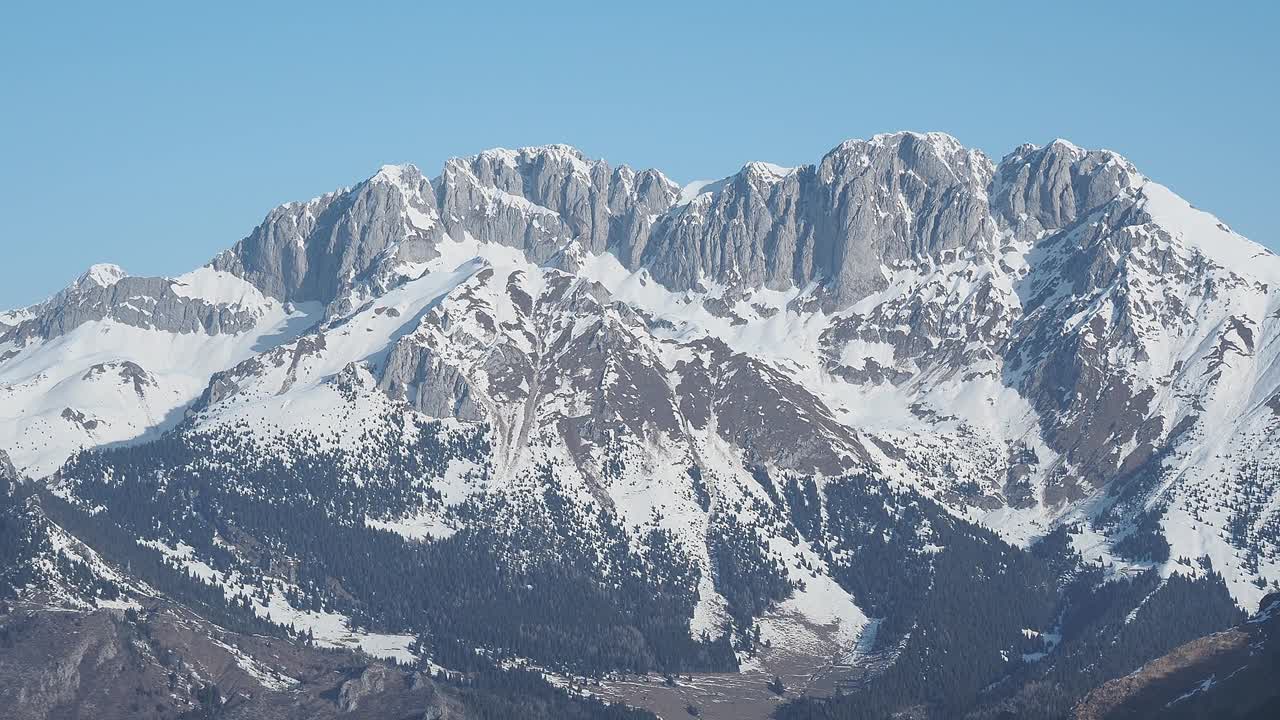 从波拉山到普雷索拉纳山脉，冬季旱季的美丽景色。奥罗比阿尔卑斯山，贝加莫，伦巴第，意大利视频素材