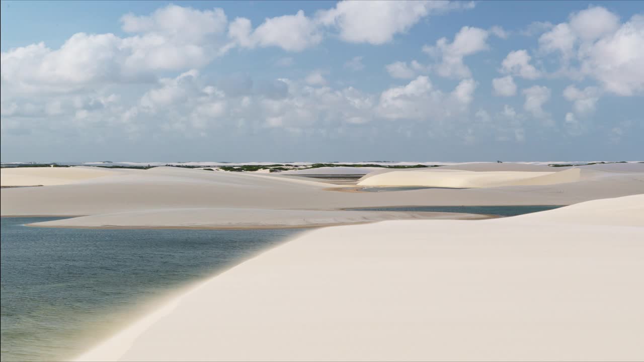 巴西Lencois Maranhenses的沙丘和泻湖视频素材